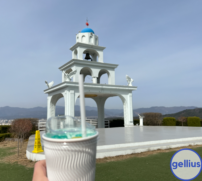 산토리니 1층 야외&#44; 소망의 종탑과 음료 사진