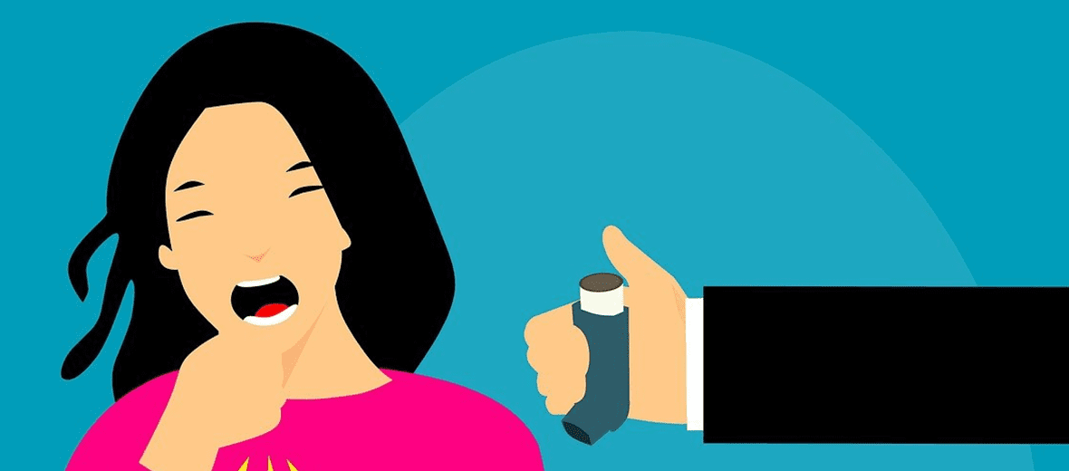 기침 하는 여성에게 호흡기를 권하고 있다