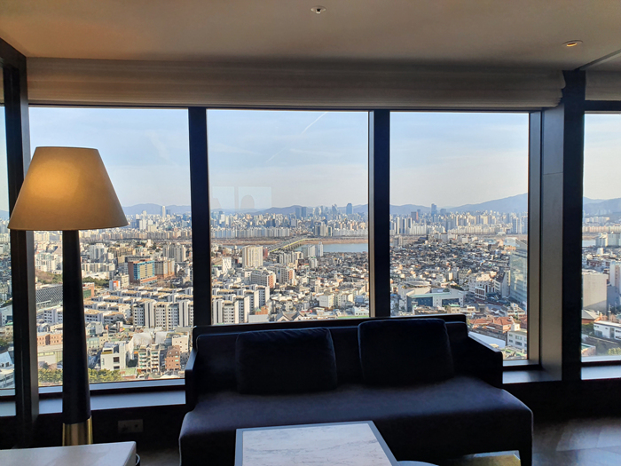 쇼파-뒤로-보이는-한걍뷰