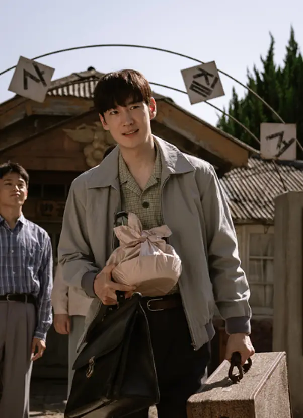 수사반장-왼손에 큰 가방 오른손에 보자기에 쌓인 음식을 들고 시장거리에서 걸어오는 이제훈