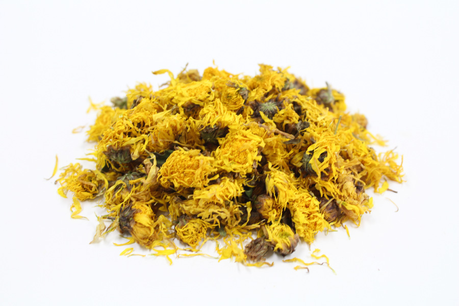 야생에서 채취를 한 노란 국화꽃을 깨끗하게 세척을 한 후에 하얀 바닥 위에 수북하게 한움큼 놓아두고 찍은 사진