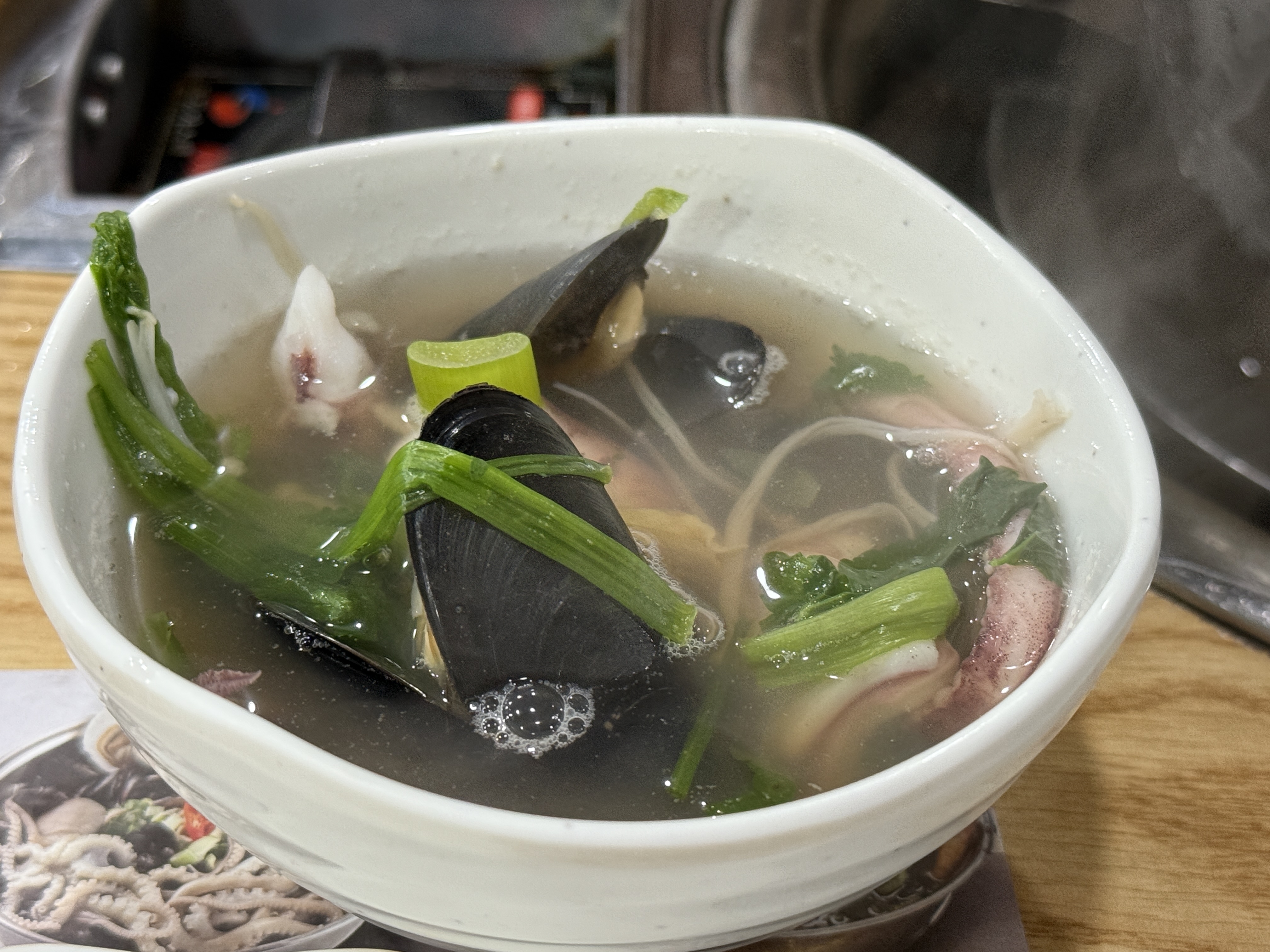 국물이 시원하고 칼칼한 잠실 맛집 통오징어 해물칼국수