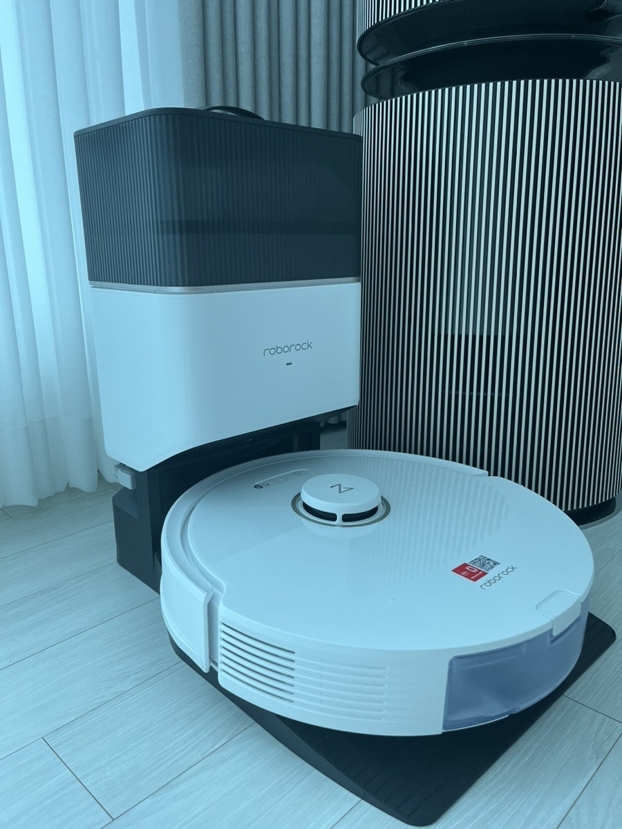 로보락 Q8 MAX PLUS 사이즈를 보여줌, 어디 놓아도 깔끔하다는걸 보여주는 사진