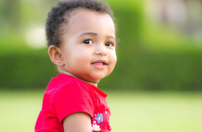 웃고 있는 아기