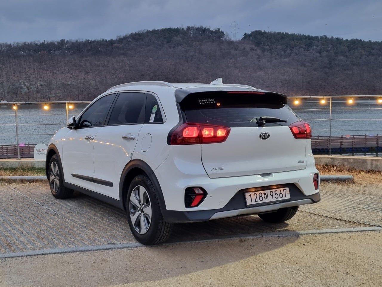 자동차가 돋보이려면 뒷배경이 깔끔해야 합니다.