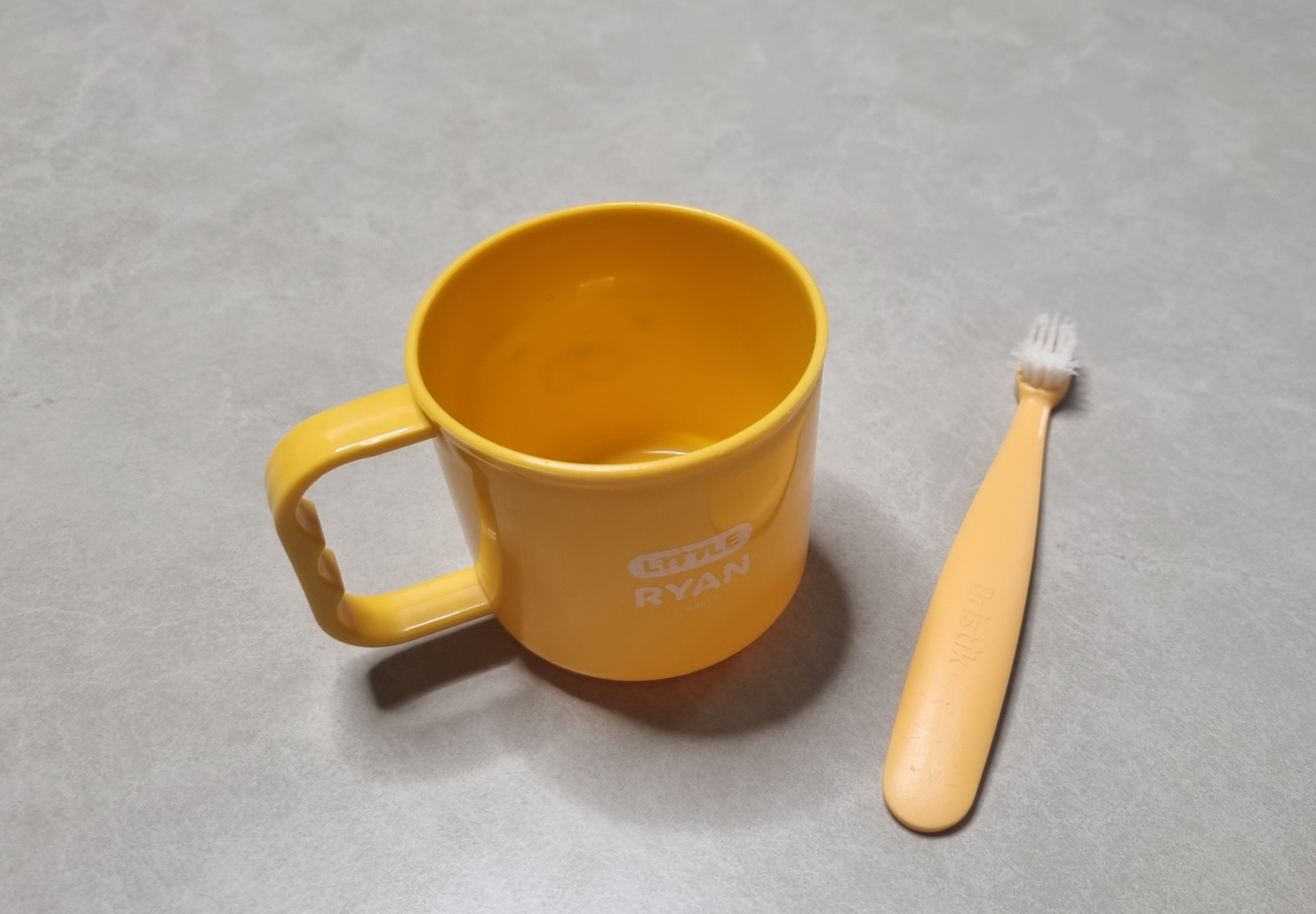 아기 양치컵과 칫솔