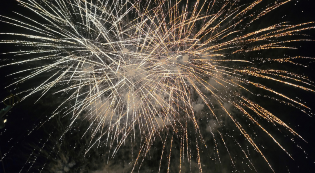 밤하늘에 폭죽이 터지고 있다.