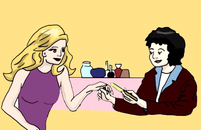 손톱 관리하고 있는 모습