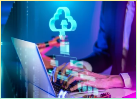 서버를 운영하는 사람, 개발자가 노트북을 사용하는 사진