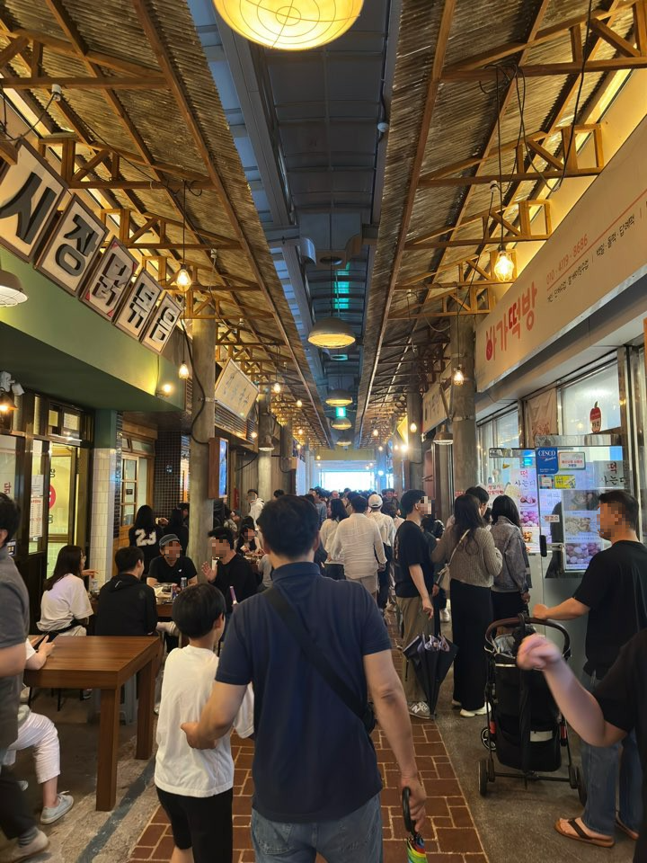 예산시장 중앙 사진