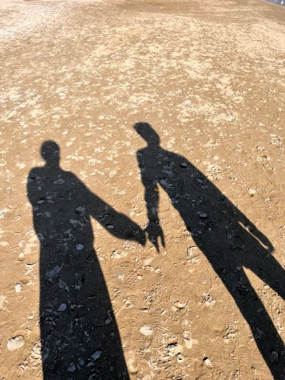 서로-손잡고-있는-나와-남편의-그림자