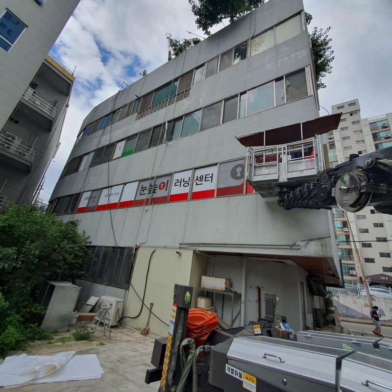 눈높이 창문이용간판 시공하다.