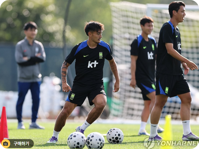 (뉴욕=연합뉴스) 윤동진 기자 = 4일(현지시간) 미국 뉴욕 아이칸 스타디움에서 진행된 한국 축구 대표팀 훈련에서 옌스 카스트로프가 드리블을 하고 있다. 2025.9.5