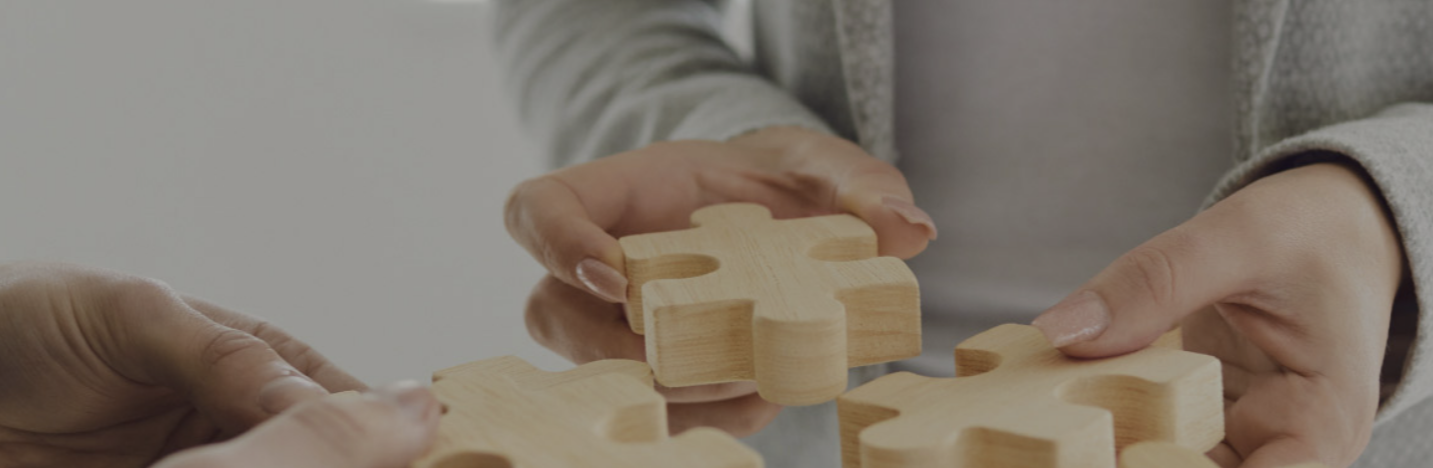 협력하여 만들어가는 모습을 보여주는 이미지