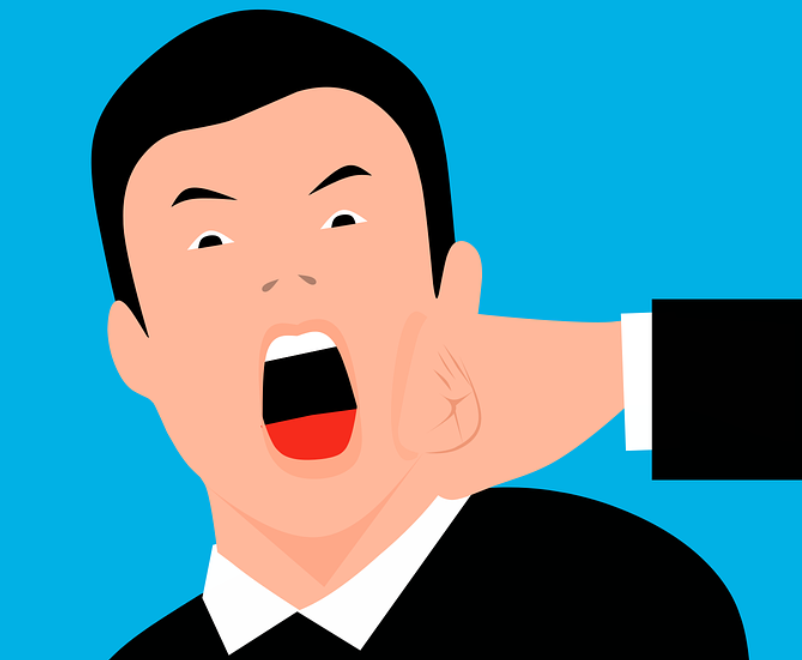 양복을 입은 남자의 손이 다른 남자의 얼굴을 가격하고 있고, 맞은 남자는 입을 벌리고 있다.