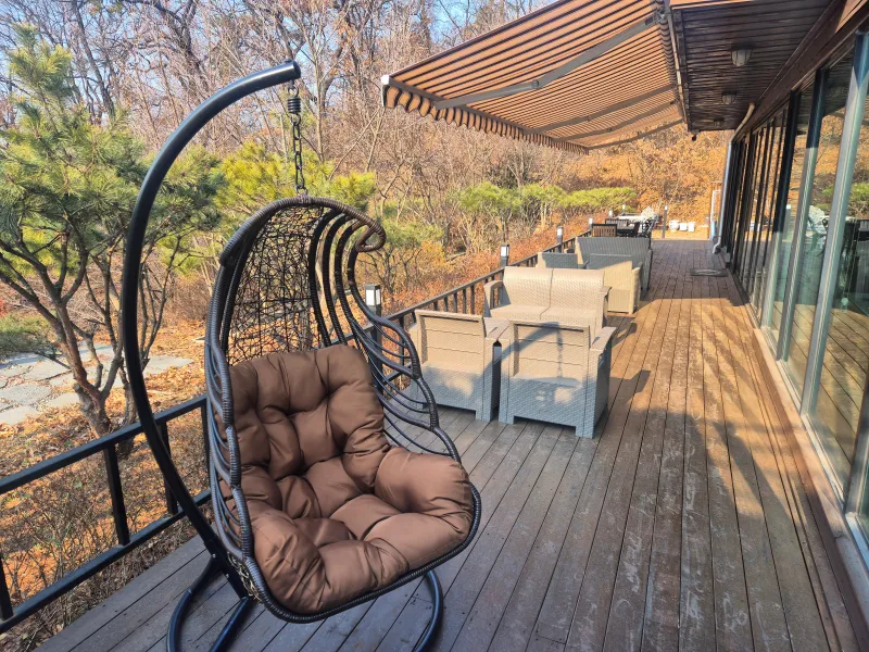 카페-힐가텐-외부-테이블