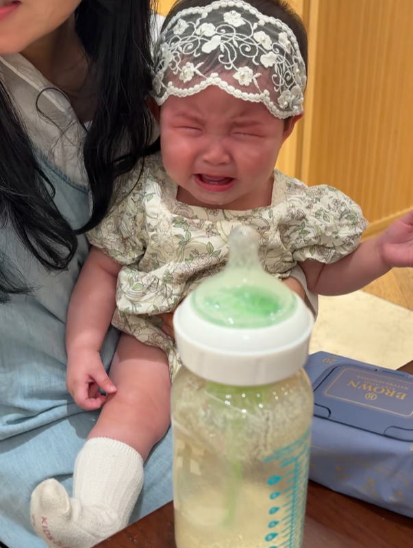 변비 때문에 힘들어하는 아기