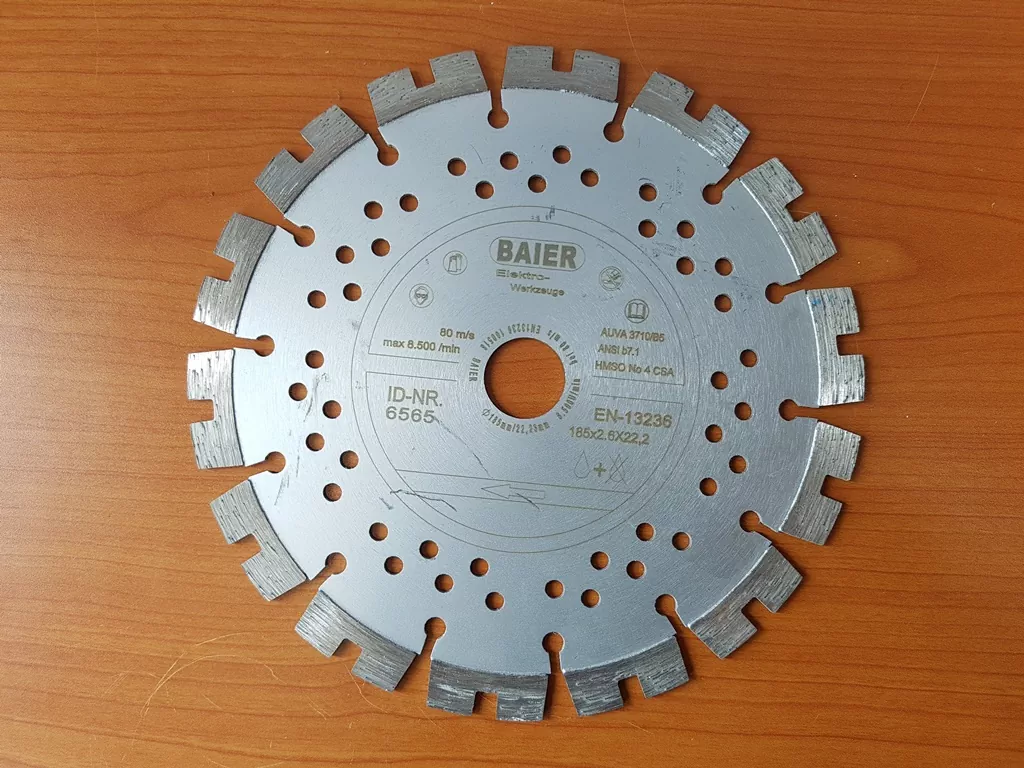 강자갈 콘크리트와 옹벽을 밀림 없이 깔끔하게 절삭하는 바이어 정품 7인치(185mm) 건식 다이아몬드 세그먼트 날