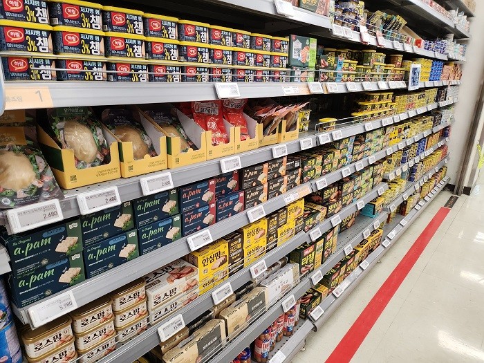 한 대형마트의 캔햄 코너.