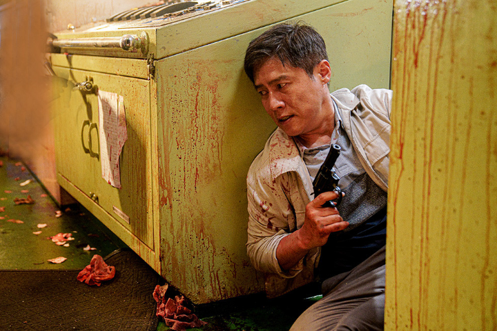 늑대사냥스틸컷_적을상대로기회를잡고있는박호산