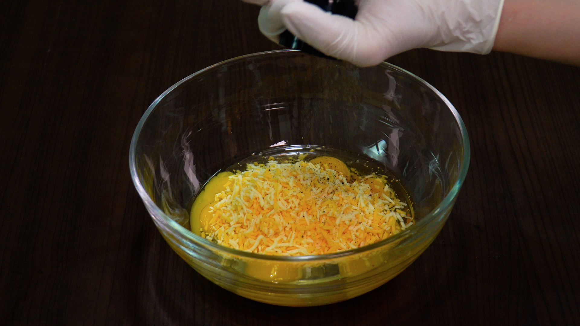 베이컨과 치즈, 후추 추가하기