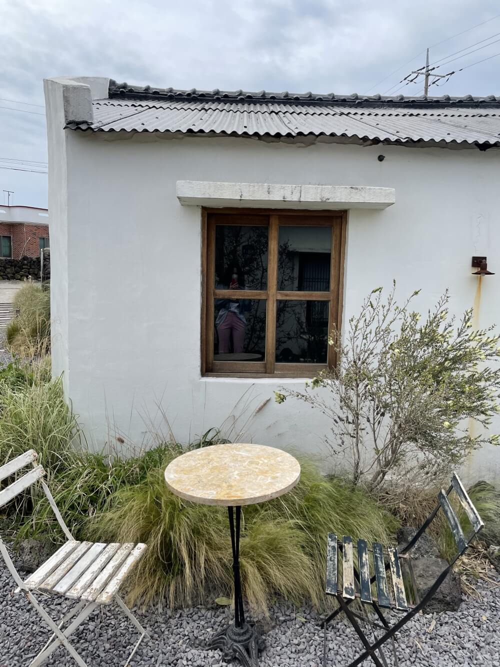 제주-한림-카페-잔물결-외부-테이블-좌석-모습