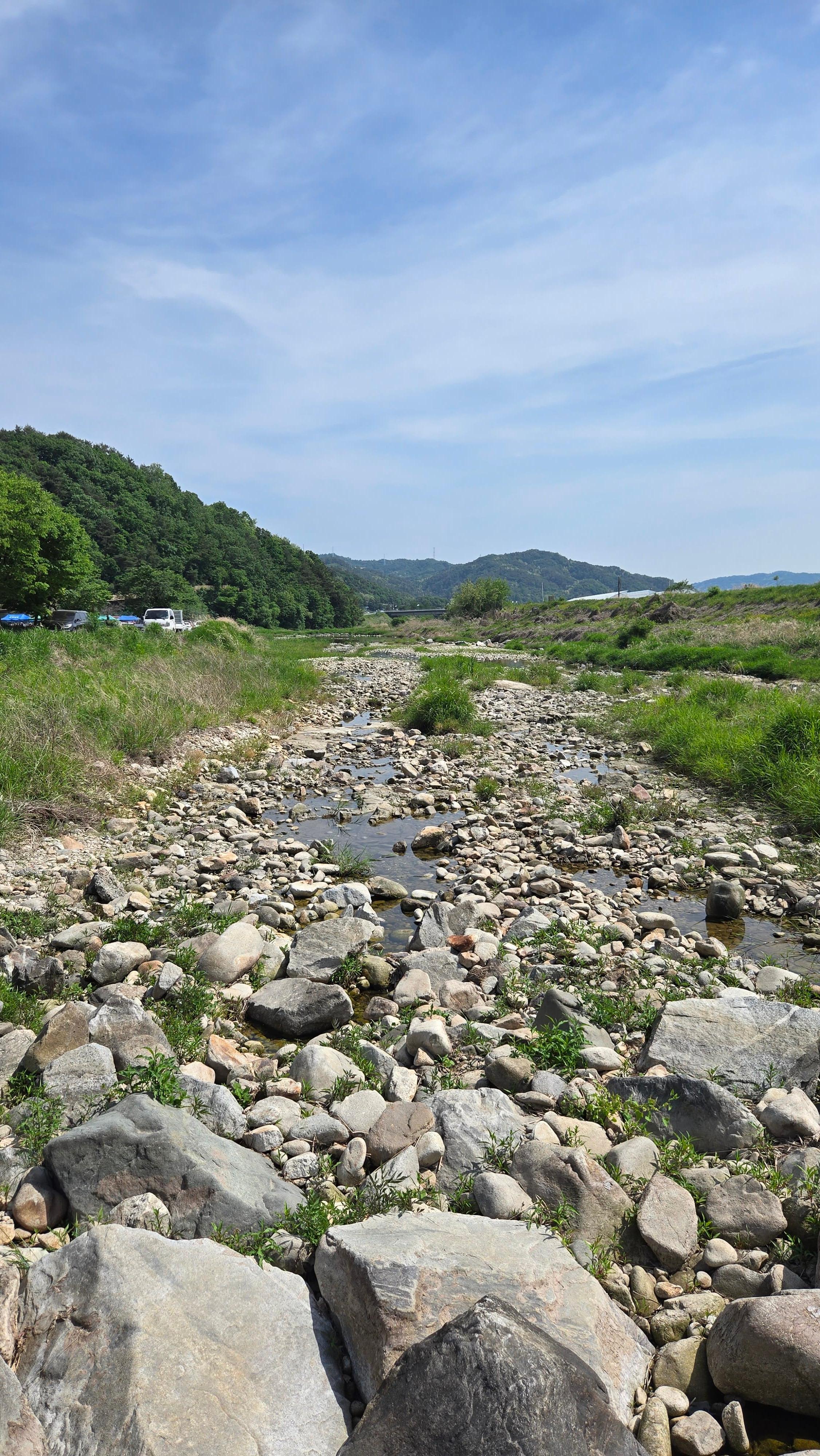 원주 칠봉체육공원에 도착하니 푸른 하늘과 신록 가득한 풍경