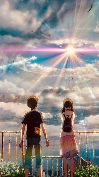 영화 날씨의 아이 속 호다카와 히나가 하늘 아래 마주 서 있는 감동적인 장면