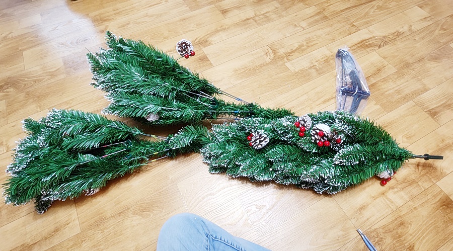 상자를열면 3개의 가지와 받침대가 들어있음