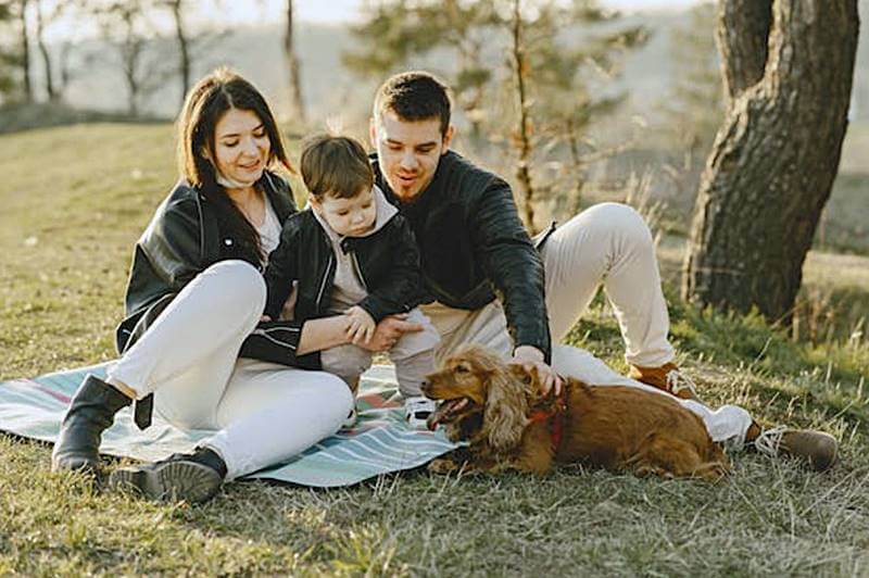 3명의-가족과-반려견-한마리의-단란한-모습