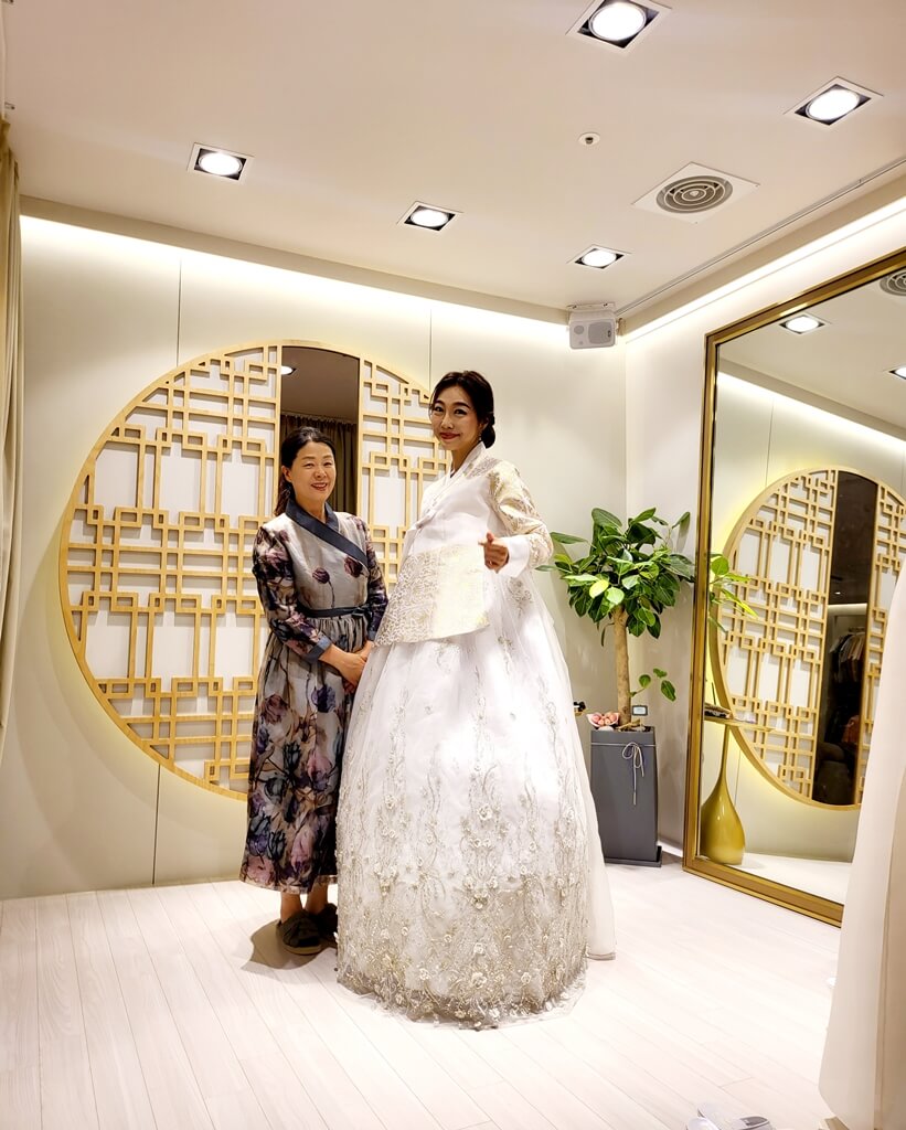 '박수현 우리옷 남양주점' 박량주대표(좌)와 이선율 박사