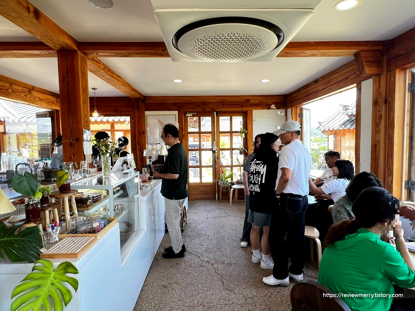 카페 내부 접수대 사진