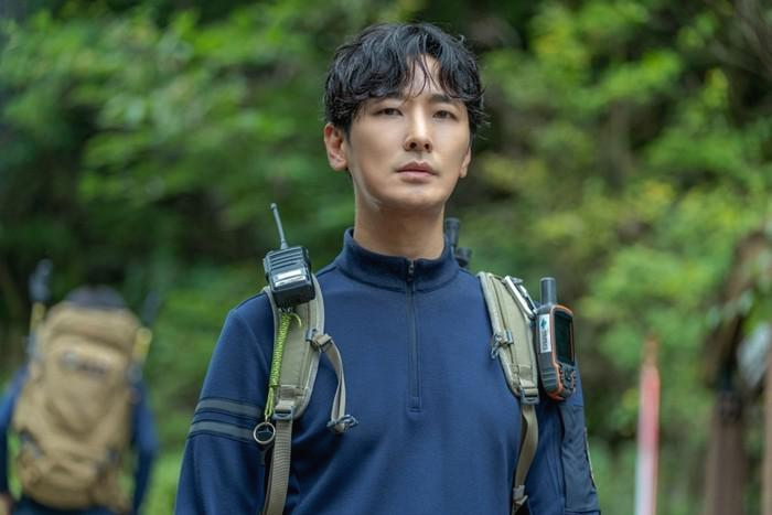 등산하는 주지훈의 모습