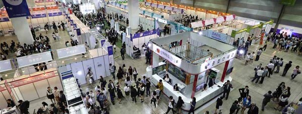 이미지 출처: AI 생성 이미지(콘텐츠 이해를 돕기 위한 시각 자료, 실제 인물을 특정하지 않은 AI 생성 이미지) 중장년 재취업을 위한 취업 박람회 현장 모습. 많은 사람들이 기술 자격증과 직무 교육을 통해 새로운 일자리를 찾고 있습니다.