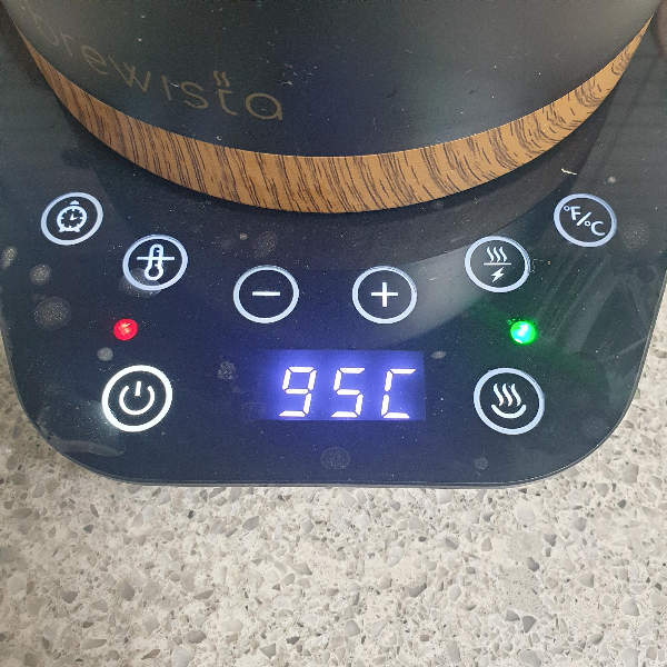 브뤼스타 드립포트가 95℃를 가르키고 있다.