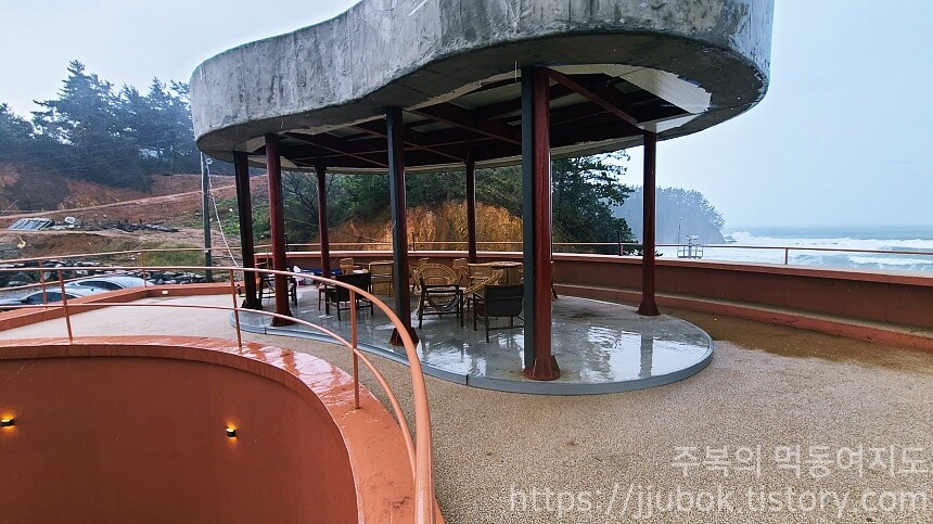 커피인터뷰-파도리-2층-루프탑-2