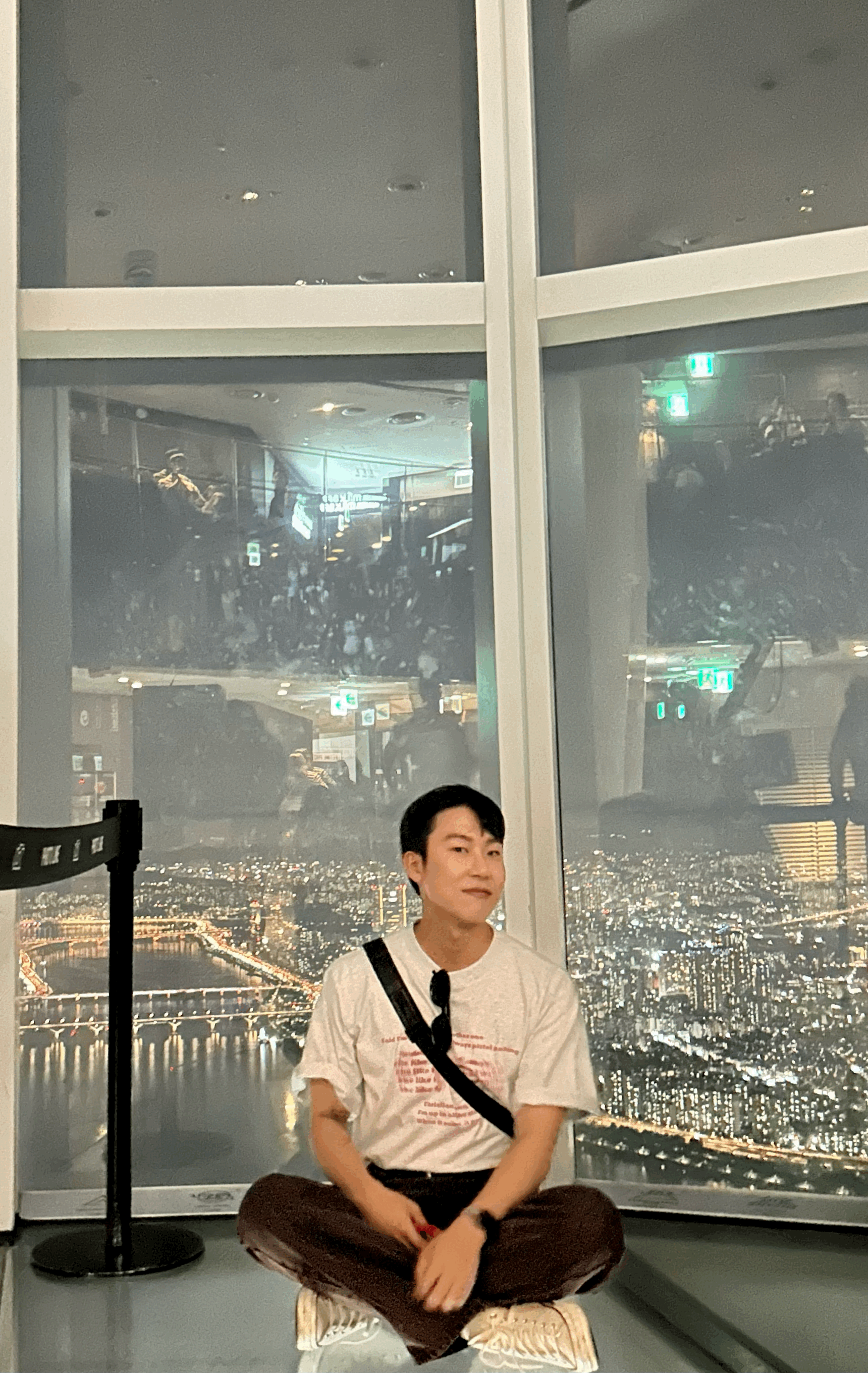 서울 스카이에 올라가면 바닥이 유리로 되어있어서 밑이 다보이는 포토존이 있다. 거기서 찍은 내 사진