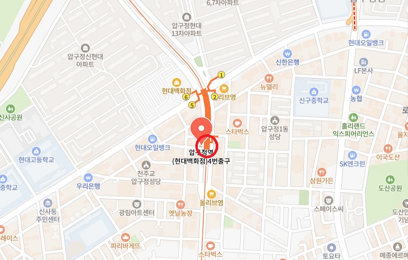 압구정역 4번 출구 앞 싱크홀