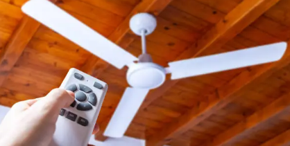 하얀실링팬과 에어컨으로 켜는 모습