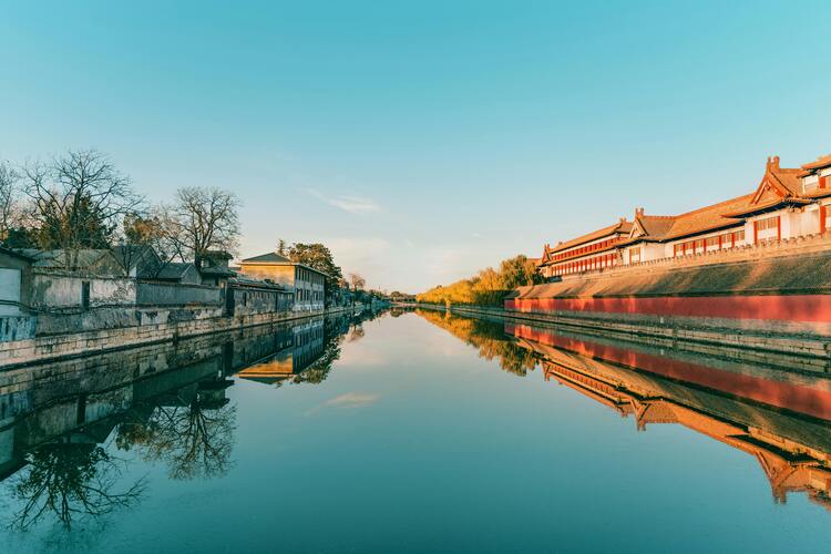 자금성 주변 해자에 맑은 물이 흐르고 붉은 성벽이 물 위에 비치는 아침 풍경이 고요한 베이징의 아우라를 느끼게 함