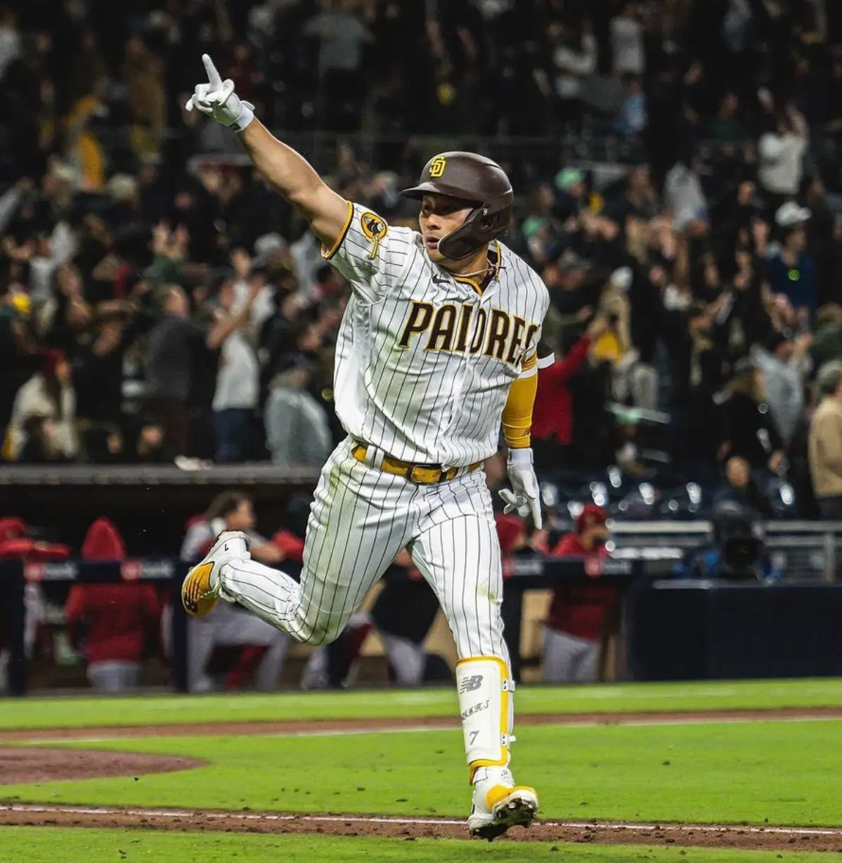 김하성-야국경기장 흰유니폼을 입고 달리고 있는 김하성