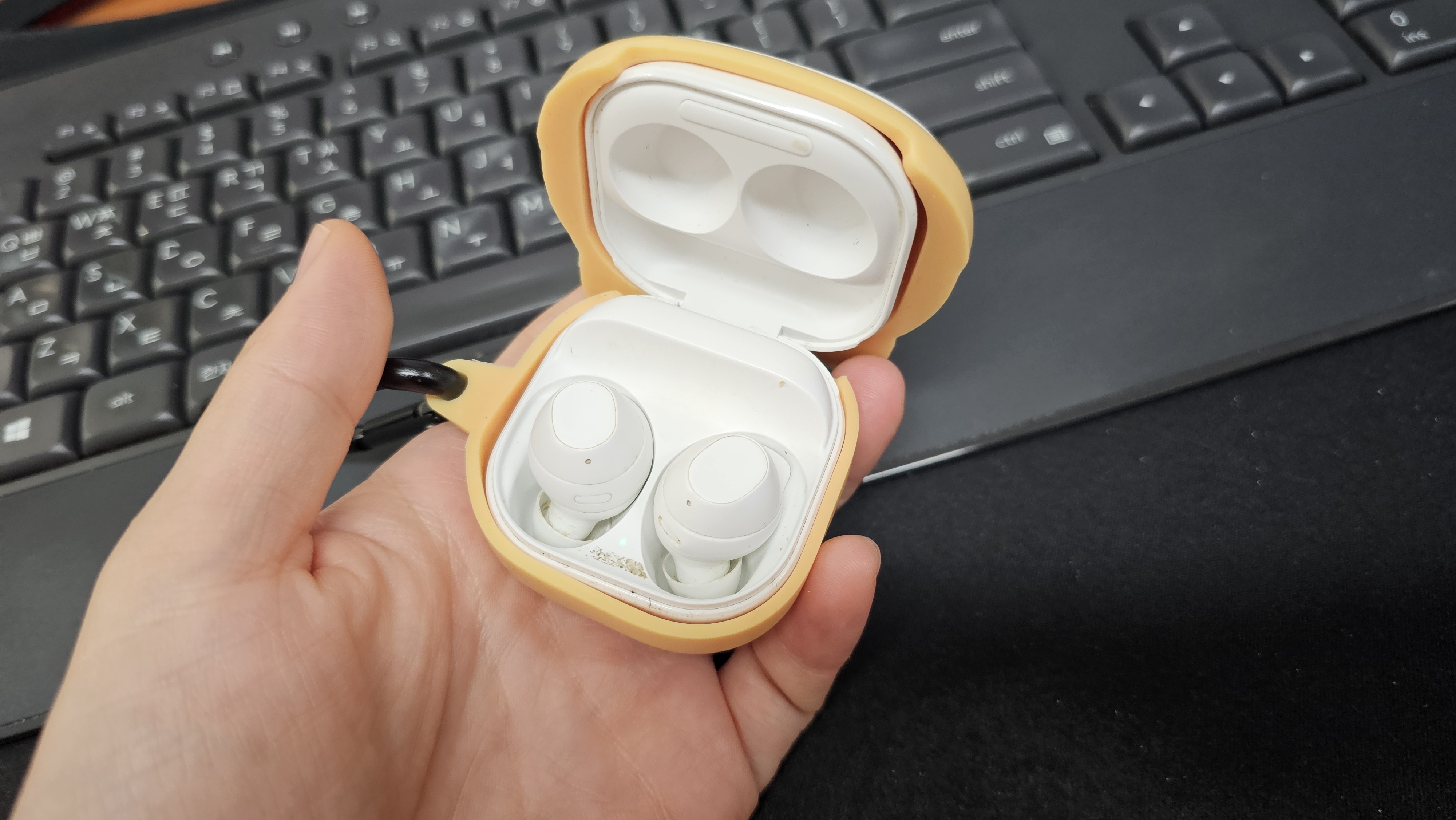 갤럭시 버즈 플러스 배터리 한쪽만 충전 불균형 왜 생기고 어떻게 해결할까?