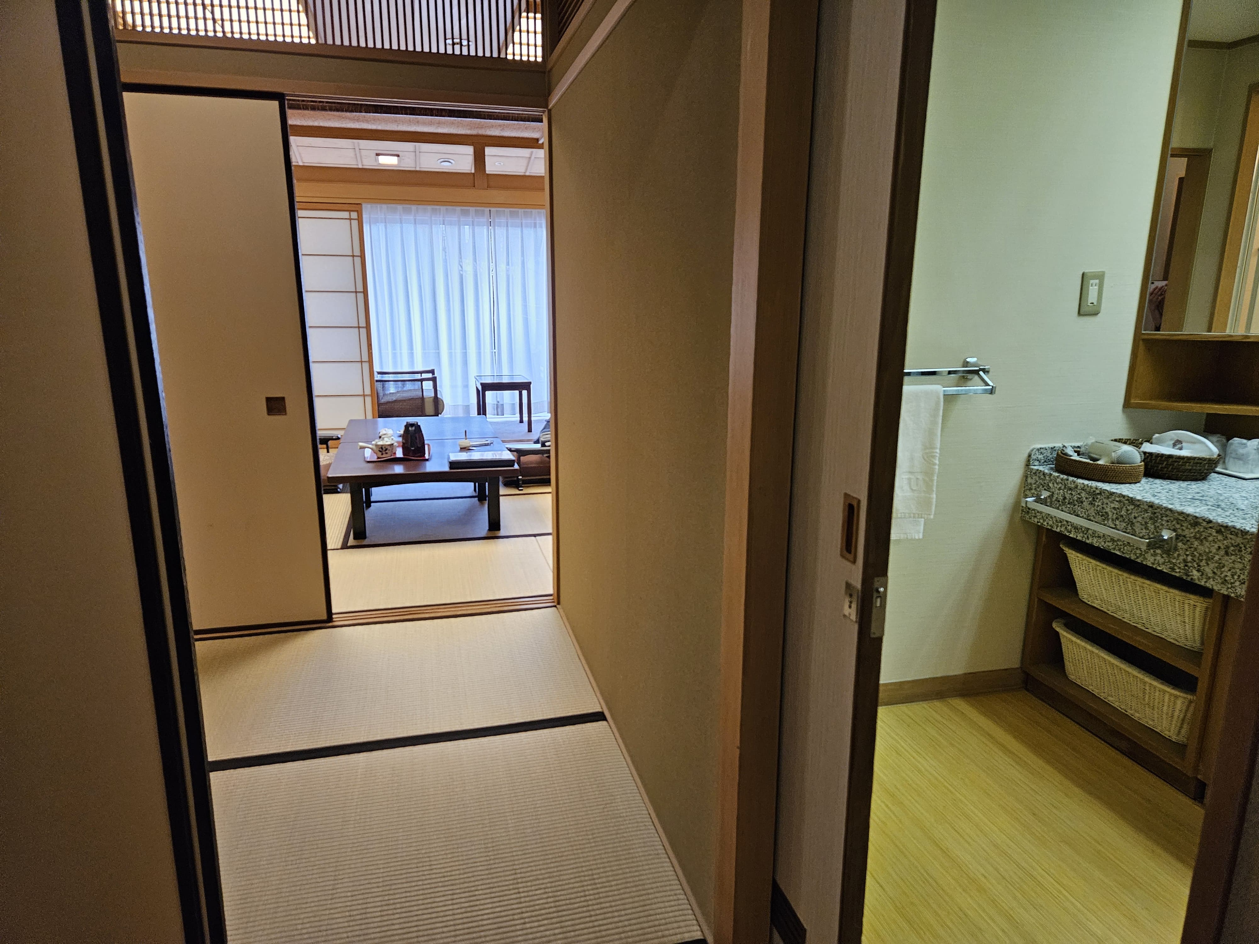 온천 김이 피어오르는 마쓰야마 노천탕 주변의 여유로운 풍경