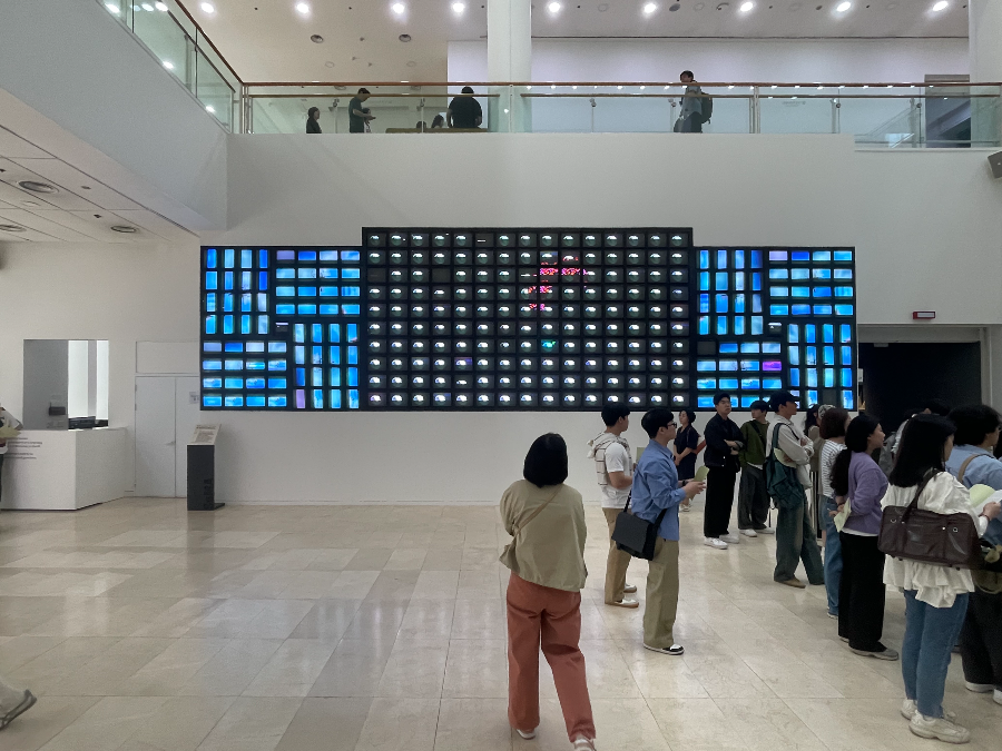 서울 시립미술관 비디오 아트 감상 및 전시 출입구 대기