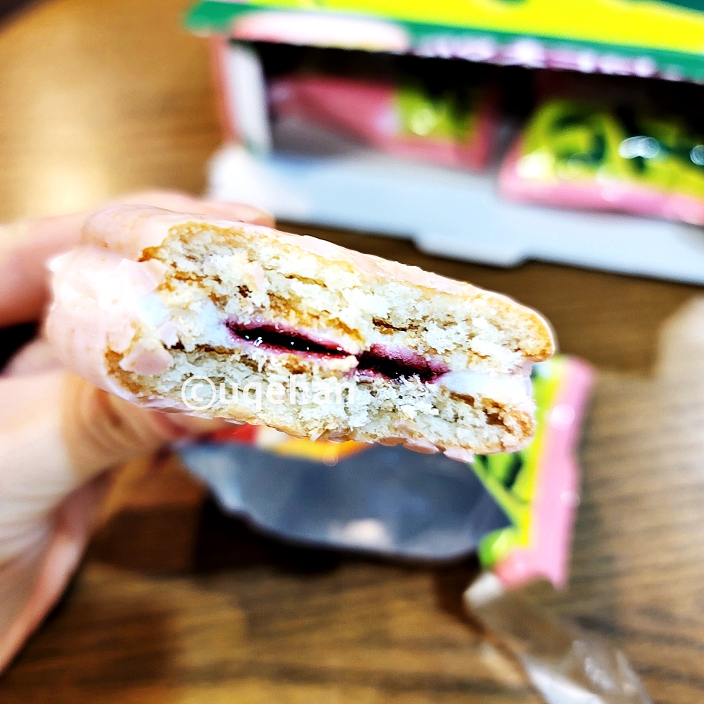 오리온 안녕&amp;#44;봄 초코파이 딸기를 한입 베어 먹은 모습이다.