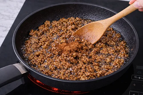 졸인 호두 불끄기 직전에 시나몬 가루 넣고 섞기