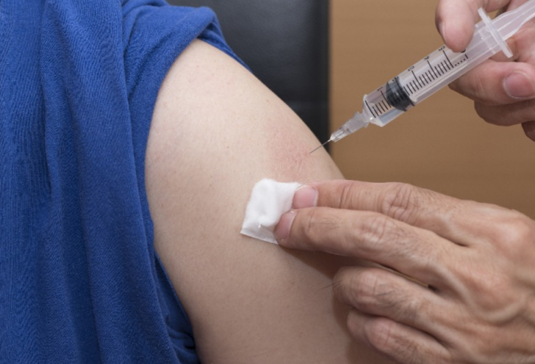 주사를 맞고 있는 모습.