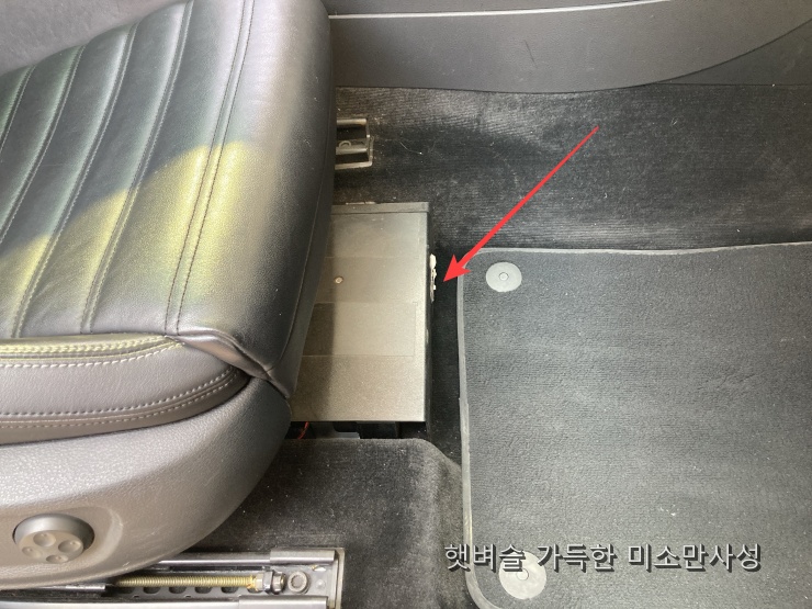 폭스바겐 조수석 하단 EX-BOX SD카드 위치