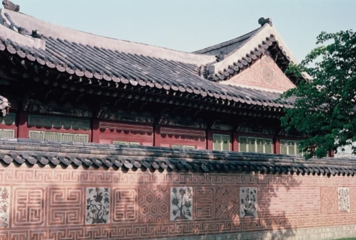 경복궁 자경전 지붕 박공장식과 꽃담 전경