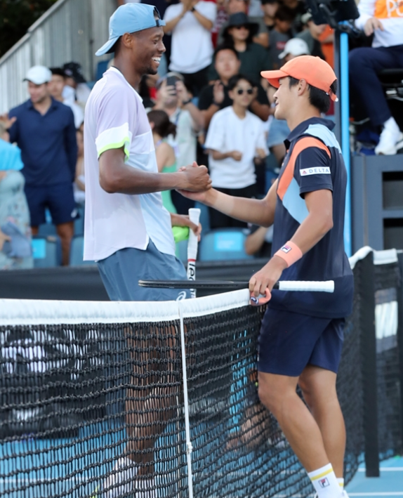 권순우와 유뱅크스가 악수하는 사진